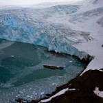 Foto feita de cima de uma geleira próxima a base mostra o ambiente do local mais frio do mundo, com temperaturas que podem chegar a -65ºC